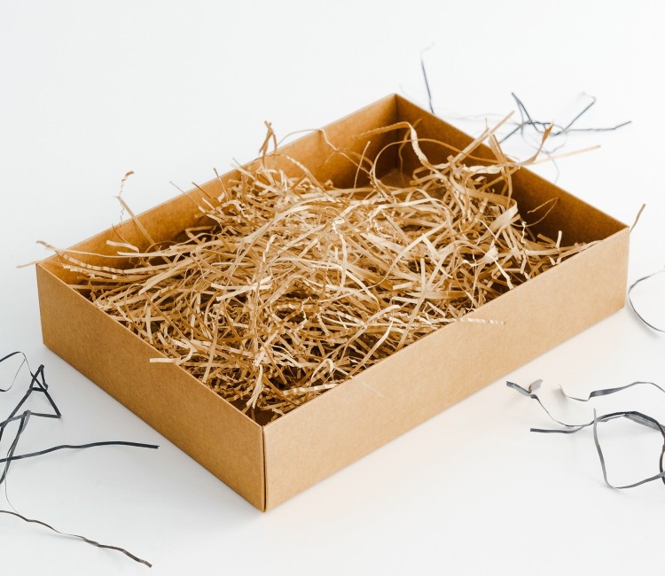 Papierschnipsel als Füllung von Kartons Papierschnipsel als Füllung von Kartons
