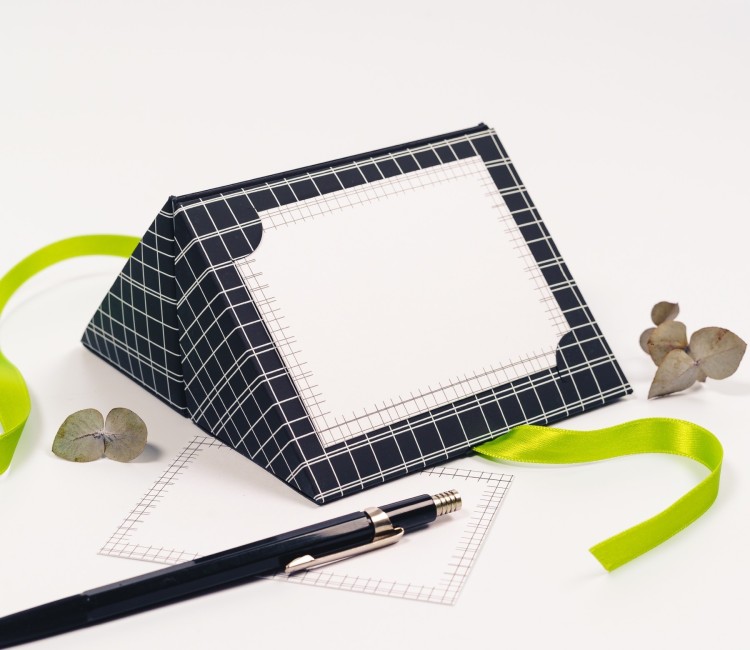 Boîte pour bons avec motif de lignes discret. Boîte pour bons avec motif de lignes discret.