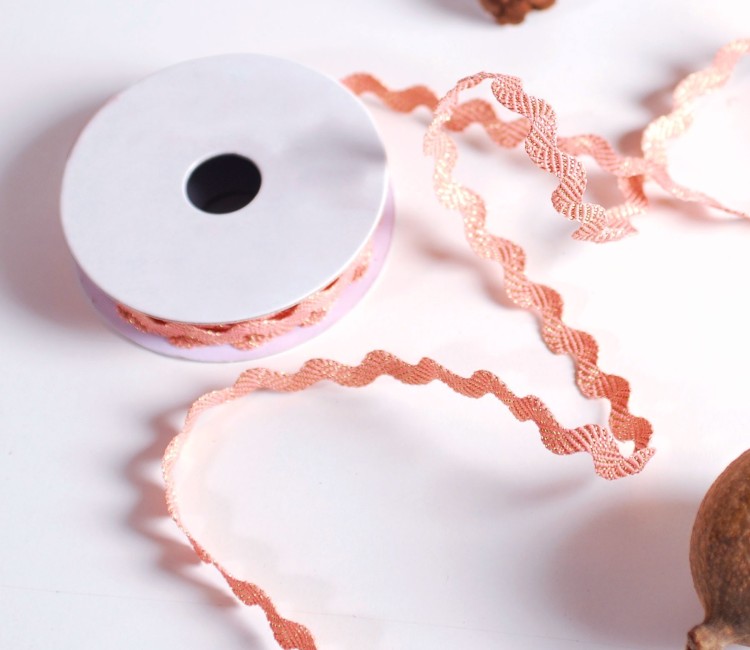 Pink-coloured zig-zag ribbon measuring 0.5 cm in width with golden lusters