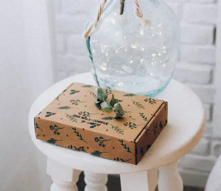 Boîte décorée de feuilles
