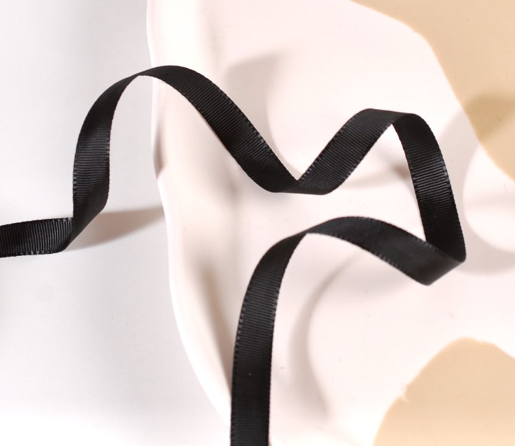 Cinta grosgrain negra a topos blancos