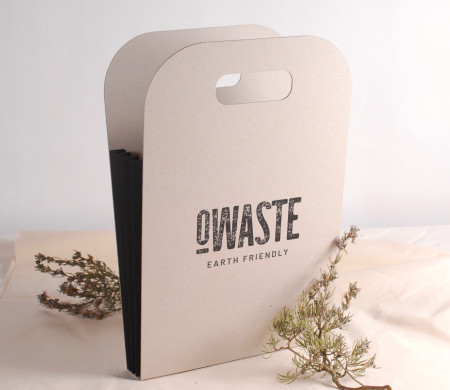 Originelle Kartontasche mit farbigen Seitenfalten