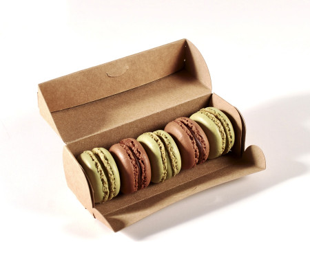 Elongated box with lid for macarons