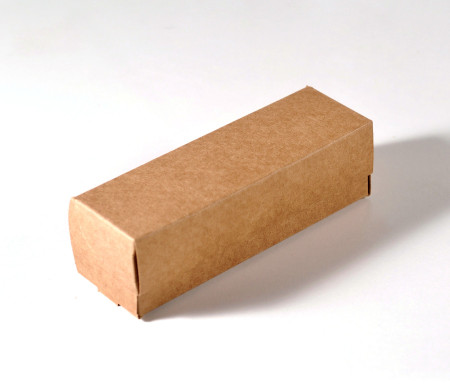 Elongated box with lid for macarons