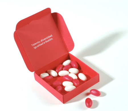 Caja con tapa abatible para gominolas Caja con tapa abatible para gominolas