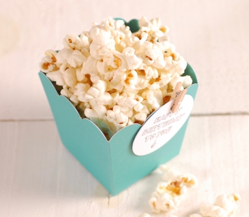 Popcorn-Schachtel mit Dekoration und Accessoires