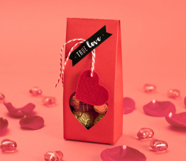 Caja de corazón rojo, día de San Valentín, concepto de amor. Abrir