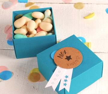 Cardboard gift box with lid for sugared almonds