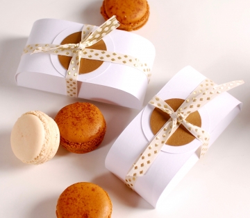 Decorated box for two macaroons