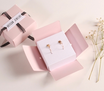 Jewelery box with bow